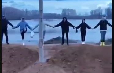 Жители посёлка под Оренбургом сами построили дамбу, которая спасла их жильё от затопления