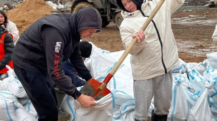 500 волонтеров «Жастар Рухы» задействованы в борьбе с паводками в Акмолинской области