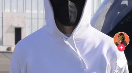 Человек в маске сообщил о помощи в 1 миллион долларов для пострадавших от паводка