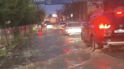 Ливень затопил улицы и бизнес-объекты Шымкента