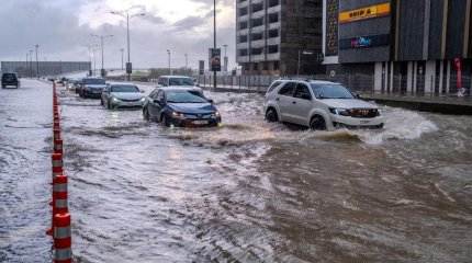 Дубай су астында қалды: рейстер тоқтатылып, тұрғындардан үйде болу сұралды