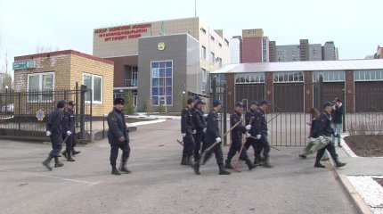 Астанчане очистили территорию памятника Аскара Забикулина