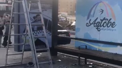 Три человека пострадали при падении рекламного щита в Актобе