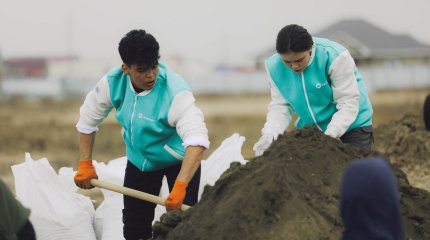 3000 волонтеров «Жастар Рухы» борются с последствиями наводнения