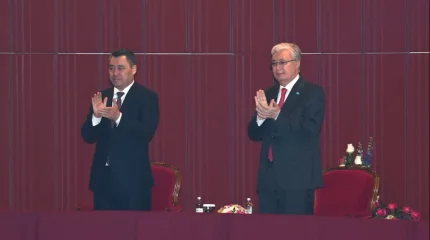 Қасым-Жомарт Тоқаев пен Садыр Жапаров екі ел өнерпаздарының гала-концертін тамашалады