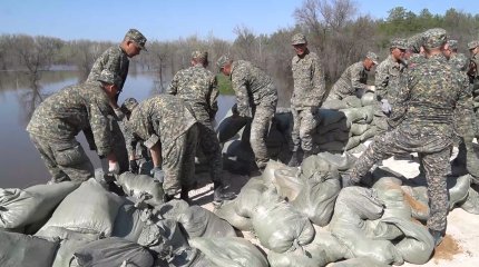 БҚО-да тасқынмен күреске 2000 әскери жұмылдырылды