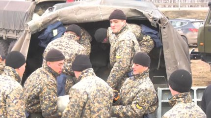 Военные инженеры доставляют гуманитарную помощь паромной переправой в СКО