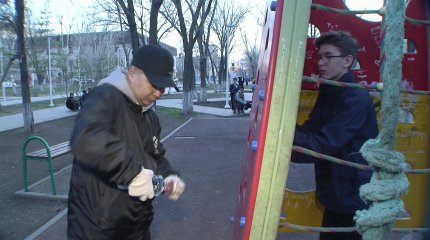 Вандал и преступник: столичные волонтеры закрасили рекламу наркотиков на улицах