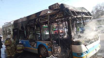 Причину возгорания троллейбуса в центре Алматы ищут спасатели (ВИДЕО)