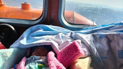 Новорождённого доставили в больницу на вертолёте в ВКО