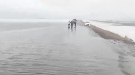 В четырех областях Казахстана закрыли залитые талыми водами трассы