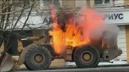 Погрузчик сгорел в центре Астаны (ВИДЕО)