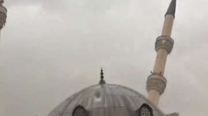 Минарет снесло ветром в Турции