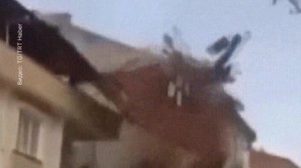 Түркиядағы дауыл үйлердің төбелері мен мешіттің мұнарасын ұшырып жіберді