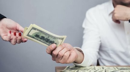 Раки, не время новшеств, Водолеи, не давайте в долг: советы звёзд на 22 апреля