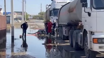 Спасатели и военные четырех регионов откачивают воду из Кульсары