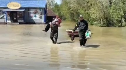 80-летнюю бабушку спасли от наводнения в Уральске (ВИДЕО)