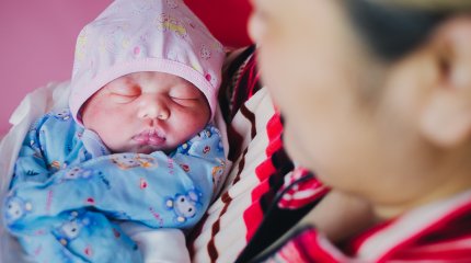 Почти сотня казахстанок стали мамами после 50 лет