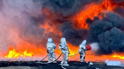 Три авто и больше тысячи литров моторного масла сгорели на складе в Степногорске