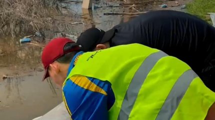 Волонтерлер дамба тұрғызуда.