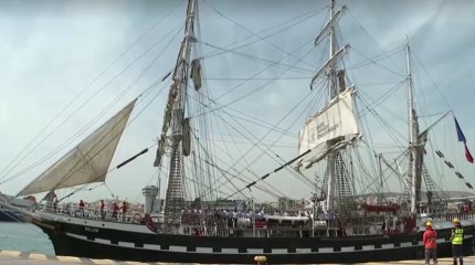 Олимпийский огонь доставят из Греции в Париж на корабле-памятнике