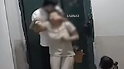 Ақтауда балаларының көзінше әйелін ұрып-соққан ер адам изоляторға қамалды