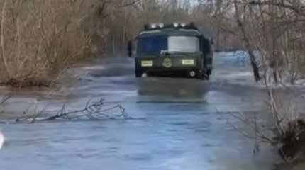 Водитель спас несколько десятков заложников большой воды в Уральске