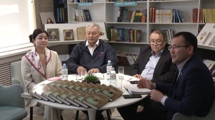 Книги казахстанского писателя Бахыта Еженханулы подарили молодежи Алматы