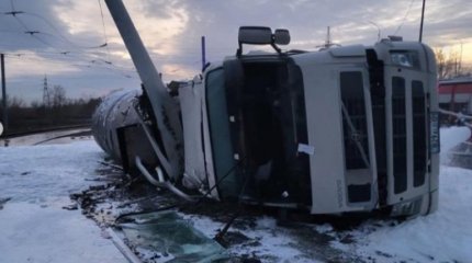 КАМАЗ с битумом опрокинулся в Павлодаре