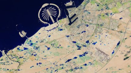 Последствия наводнения в ОАЭ показали со спутника