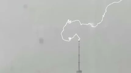 Алматыда Көктөбедегі телемұнараға найзағай түсті