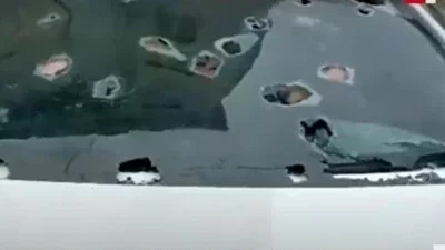 Қытайда жауған бұршақ көлік әйнектерін шұрқ-тесік етті