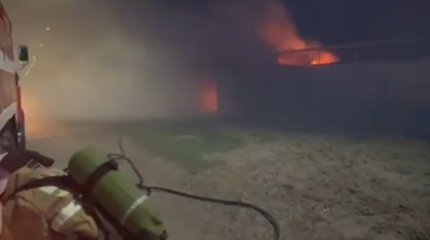 Легковушка загорелась ночью в гараже в Костанайской области