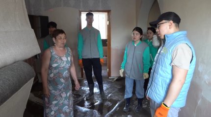 «Жастар Рухы» белсенділері тасқыннан зардап шеккен тұрғындарға көмектесіп жатыр