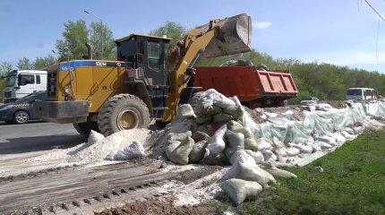 В Уральске начали демонтировать берегоукрепительные дамбы
