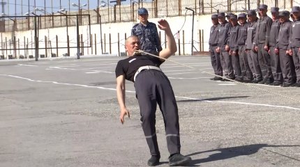 Қарағанды облысында абақтыда отырған 23 жастағы жігіт 3 тонна көлікті тісімен сүйреп, таң қалдырды