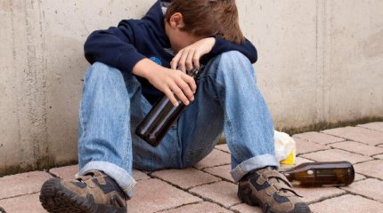 Ішімдікті ең көп ішетін жасөспірімдер Британияда тұрады