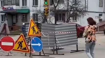 Яму на дороге поздравили с днём рождения в Петропавловске