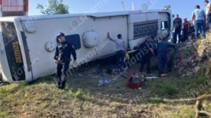 Автобус с пассажирами перевернулся и рухнул в овраг: есть погибшие