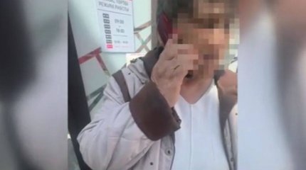 Мошенник заставлял карагандинскую пенсионерку "ползти до банкомата", но аферу сорвал таксист