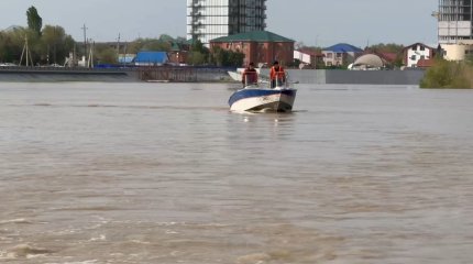 Как прибывает Урал к атыраускому берегу, показали спасатели (ВИДЕО)