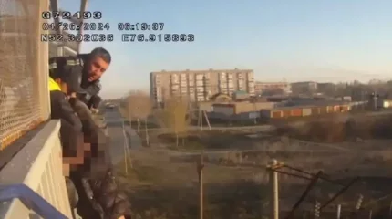 Павлодар облысында көпір жақтауында салбырап тұрған ер адам құтқарылды