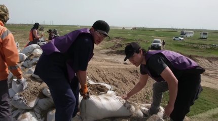 «Жаңа адамдар» қозғалысының  еріктілері Атырауға бөгет соғуға көмекке келді