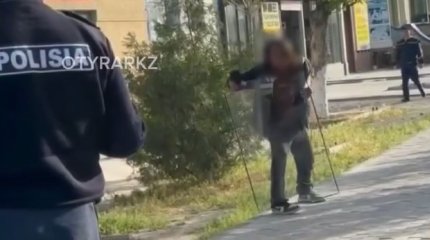 Приставил лист стекла к шее: полицейские Туркестана спасли мужчину