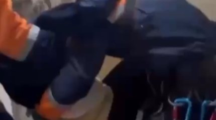 Қарт әже қамалып қалды