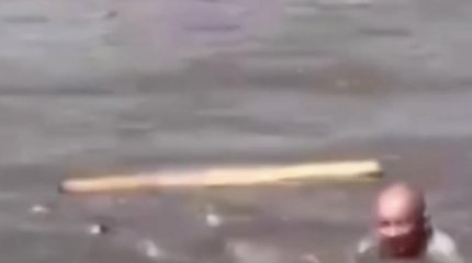 Оралда полицей мен Ұлттық ұлан қызметкері ағыспен ағып бара жатқан ер адамды құтқарды