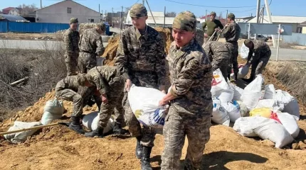 Атыраудағы әскери бөлімнің қызметшілері Жылыой ауданына көмекке барды