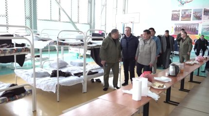 Депутаттар Оралдағы эвакуациялық орталықтарды аралады