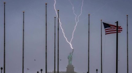 Молния ударила прямо в факел Статуи Свободы в Нью-Йорке