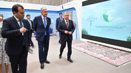 Глава государства посетил ковроткацкую фабрику в Хиве